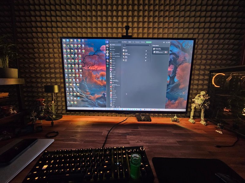 Výškově polohovatelný kancelářský stůl